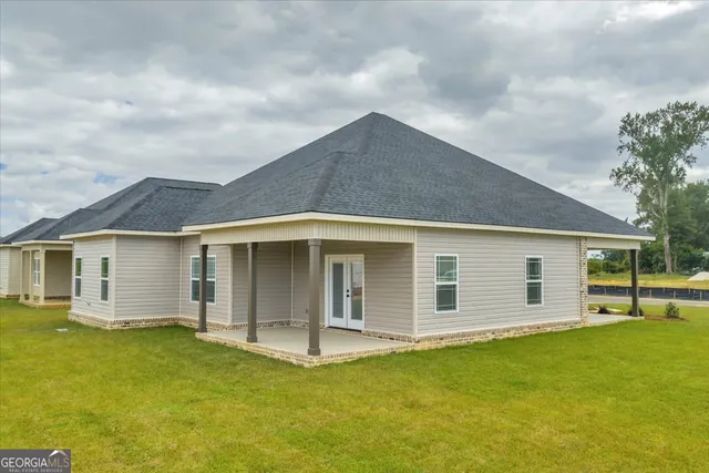 a view of a house with backyard
