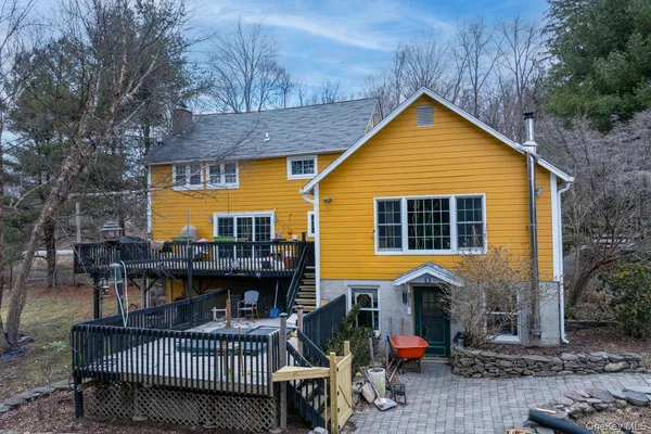 a view of a houses with a yard