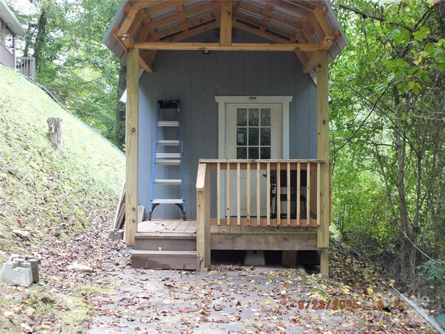 a view of a back yard of the house