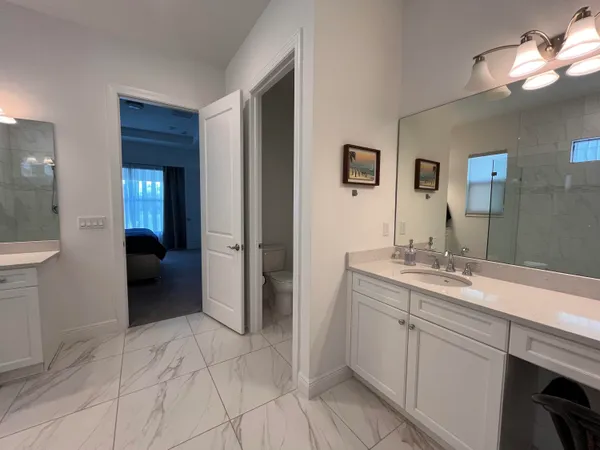 a en suite bathroom with a sink and a mirror