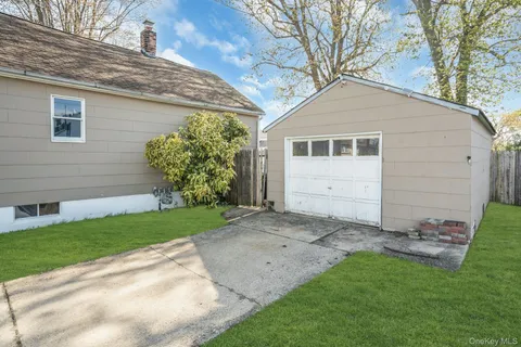 $425,000 | 111 South 4th Street, Lindenhurst, NY 11757