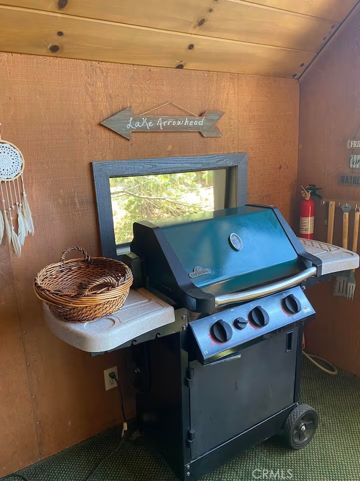 1055 Meadow Brook Road Lake Arrowhead, CA 92352 - Photo 8 of 27 a room with a stove and a table