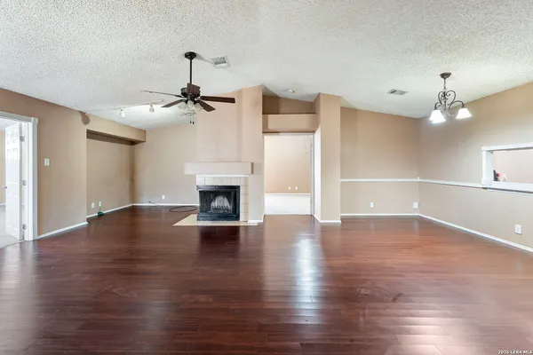 $1,975 | 10315 Country Green, San Antonio, TX 78240