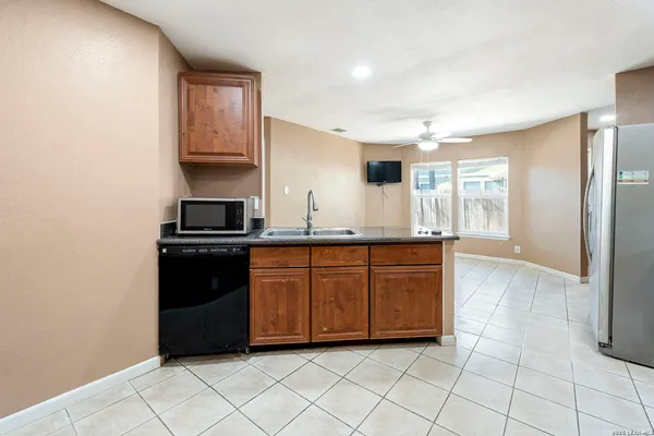 $1,975 | 10315 Country Green, San Antonio, TX 78240