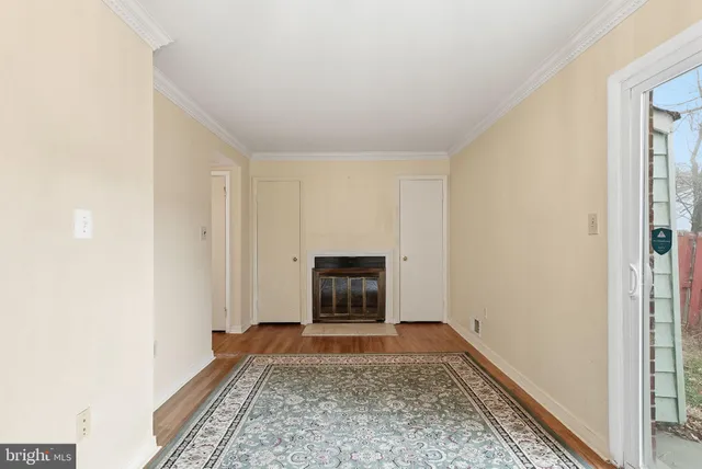 a view of an empty room and window