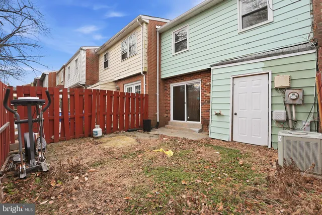 a view of a house with backyard and porch