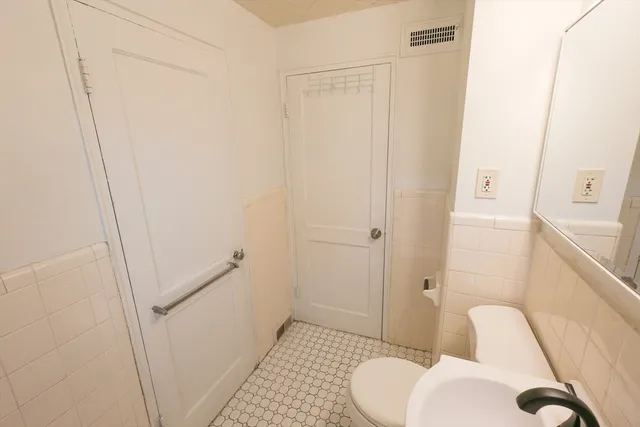 $2,450 | 15 Ridgeview Avenue, Unit 1R, Boston, MA 02126