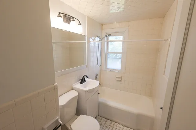 $2,450 | 15 Ridgeview Avenue, Unit 1R, Boston, MA 02126