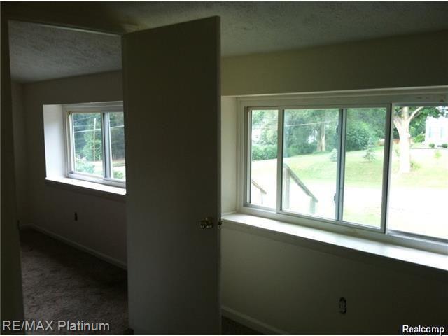 11501 Dexter-Pinckney Road Pinckney, MI 48169 - Photo 11 of 16 11.jpg
