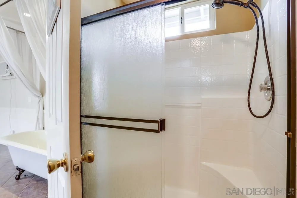 745 Main Street Ramona, CA 92065 - Photo 32 of 40 a bathroom with a bathtub