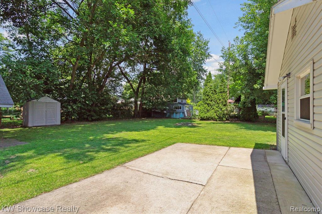 890 Farnsworth Road White Lake, MI 48386 - Photo 32 of 42