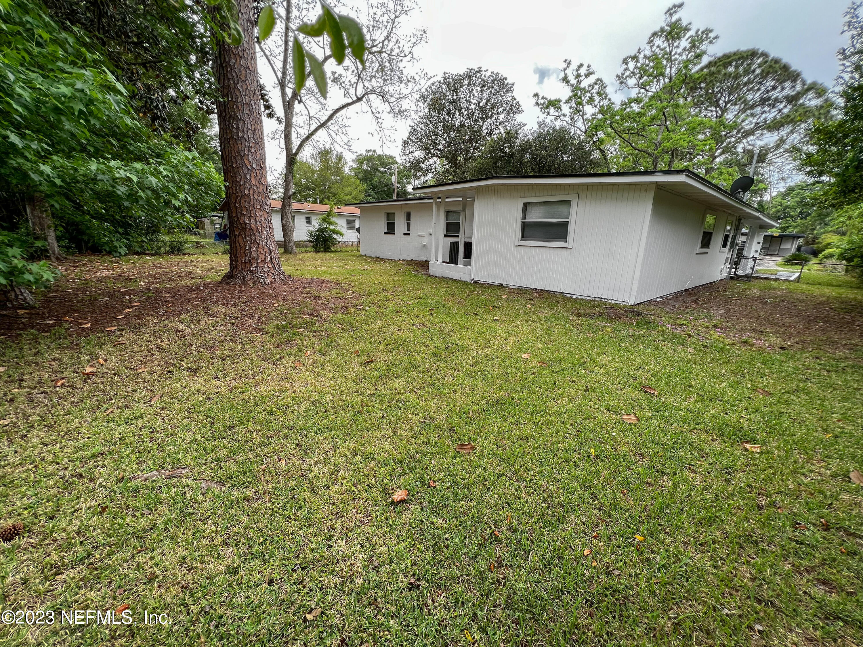 4719 Andromeda Road Jacksonville, FL 32210 - Photo 24 of 28 a backyard of a house with lots of green space