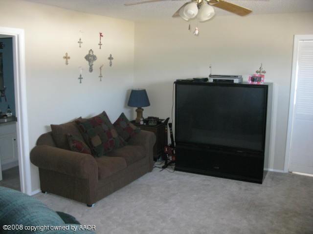 4200 South Jackson Street Amarillo, TX 79110 - Photo 4 of 8 a living room with furniture