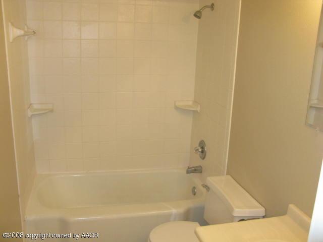 4200 South Jackson Street Amarillo, TX 79110 - Photo 5 of 8 a bathroom with a bathtub
