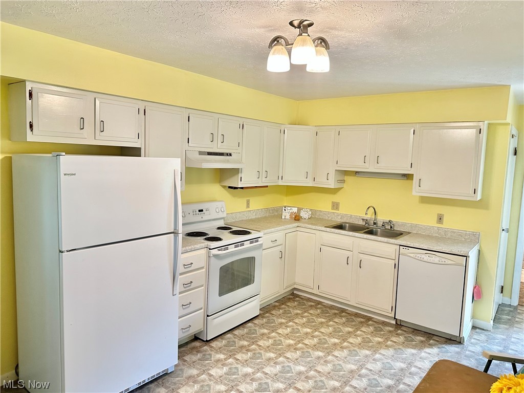 1009 Sandy Lake Road Kent, OH 44240 - Photo 8 of 35 Eat-in Kitchen with all appliances