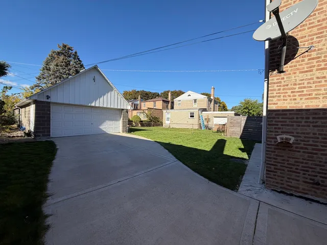 a view of a back yard of the house