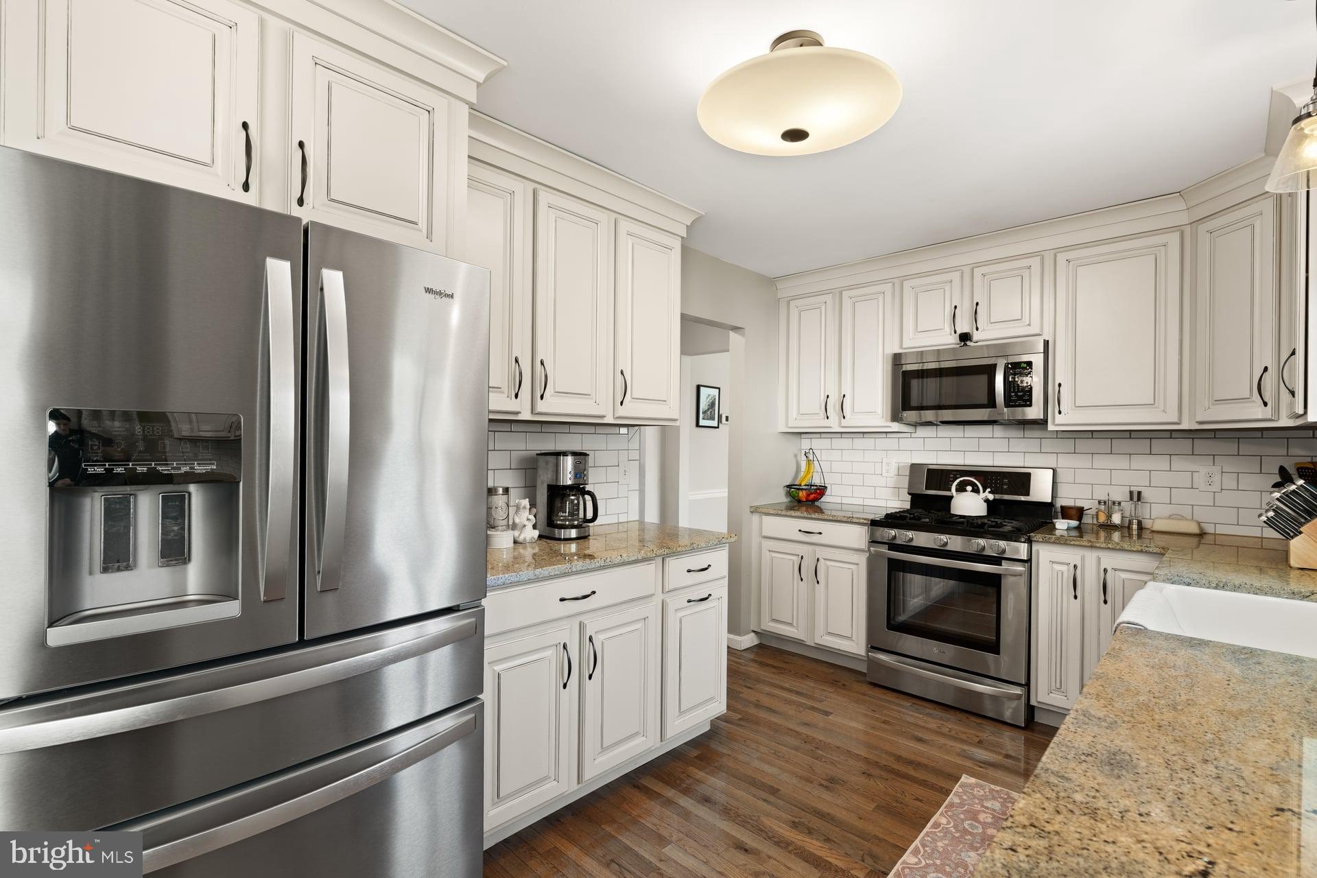 804 Maidstone Road Harrisburg, PA 17111 - Photo 12 of 39 Kitchen with stainless appliances