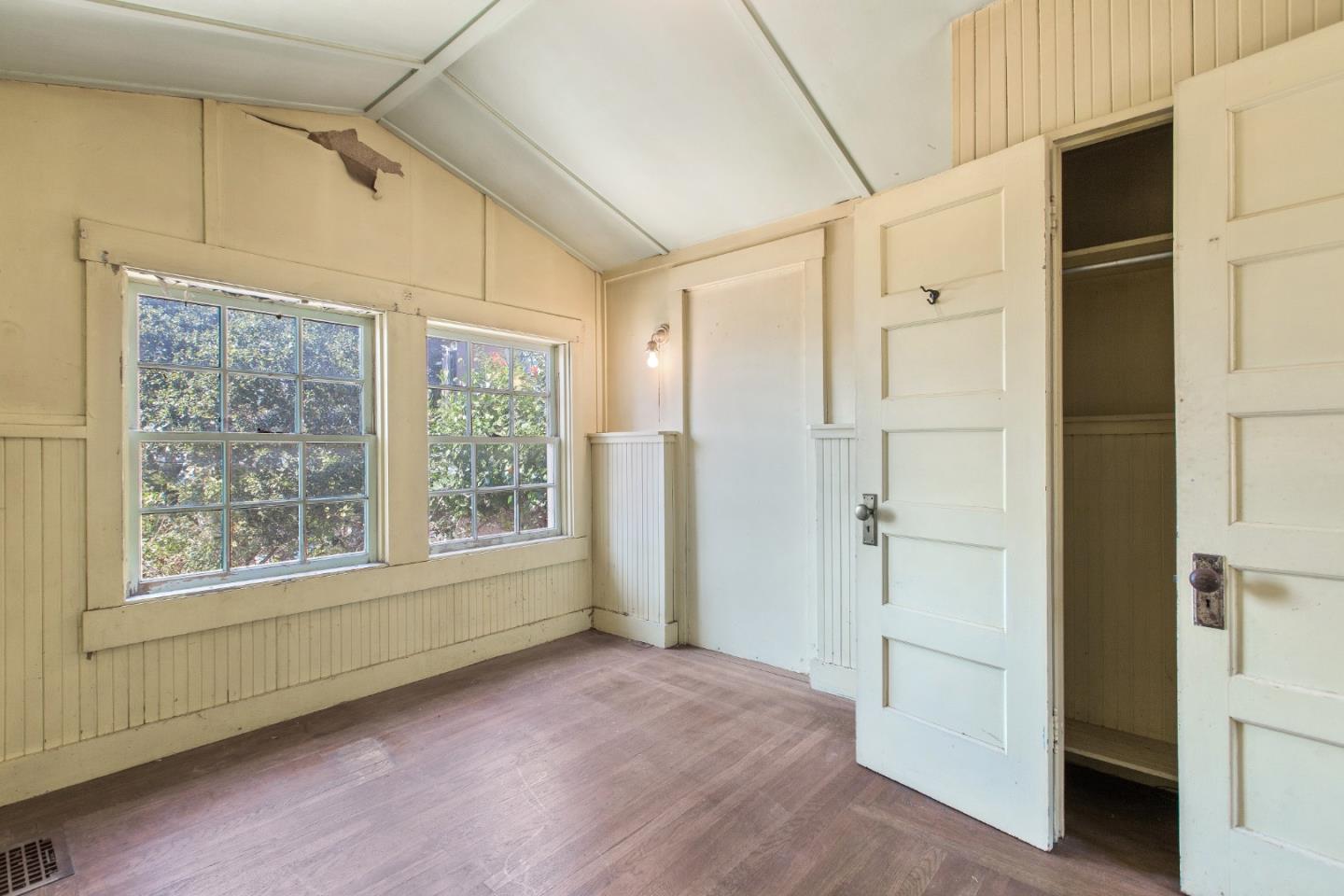 585 Santa Rosa Avenue Berkeley, CA 94707 - Photo 28 of 71 a view of an empty room with a window