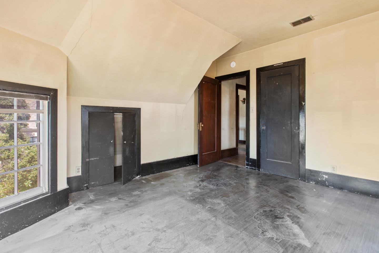 585 Santa Rosa Avenue Berkeley, CA 94707 - Photo 48 of 71 an empty room with windows and closet