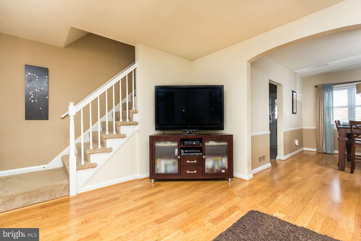 8025 Wallace Road Baltimore, MD 21222 - Photo 5 of 22 Living Room