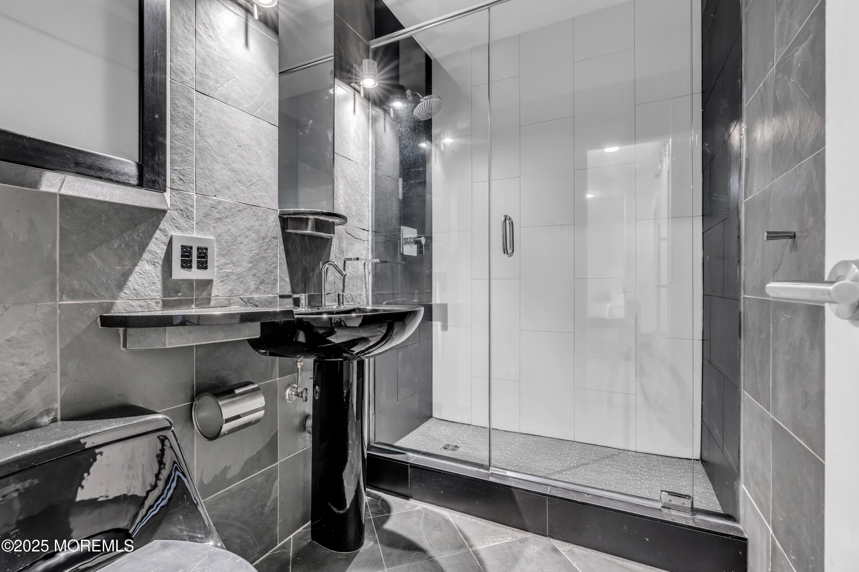 28 Riverside Avenue, Unit 8J Red Bank, NJ 07701 - Photo 15 of 27 Bathroom