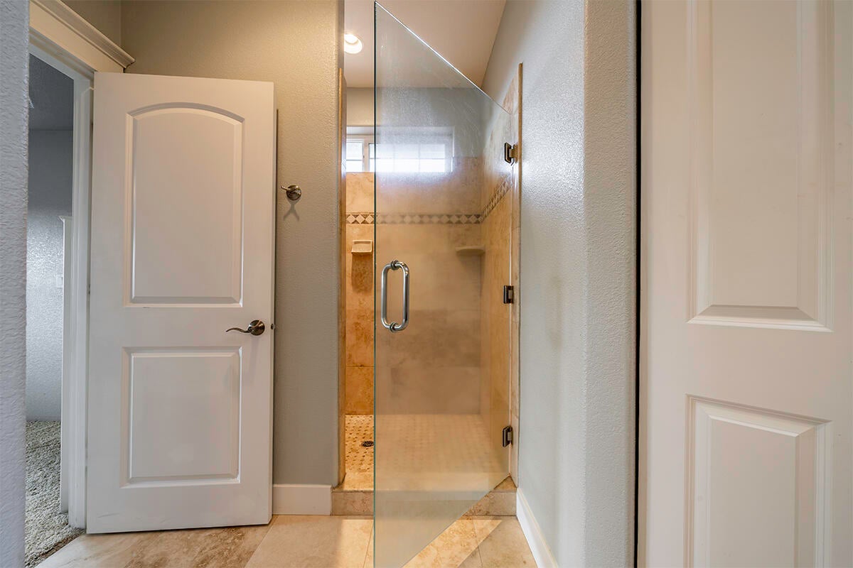4201 Falcon Ridge Terrace Medford, OR 97504 - Photo 24 of 44 Master Bathroom