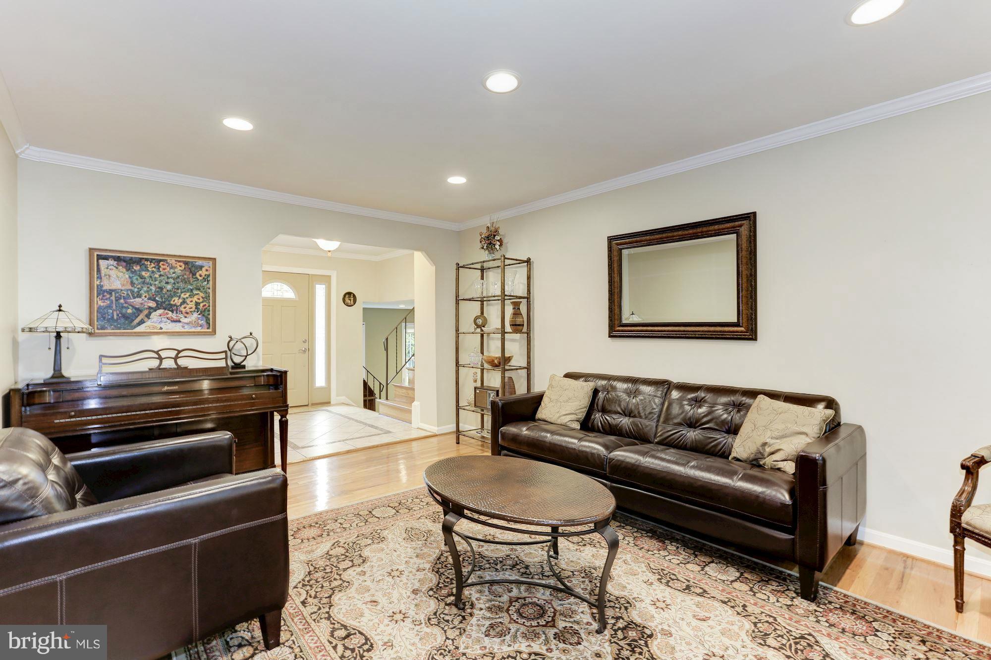 8516 Atwell Road Potomac, MD 20854 - Photo 5 of 26 Living Room