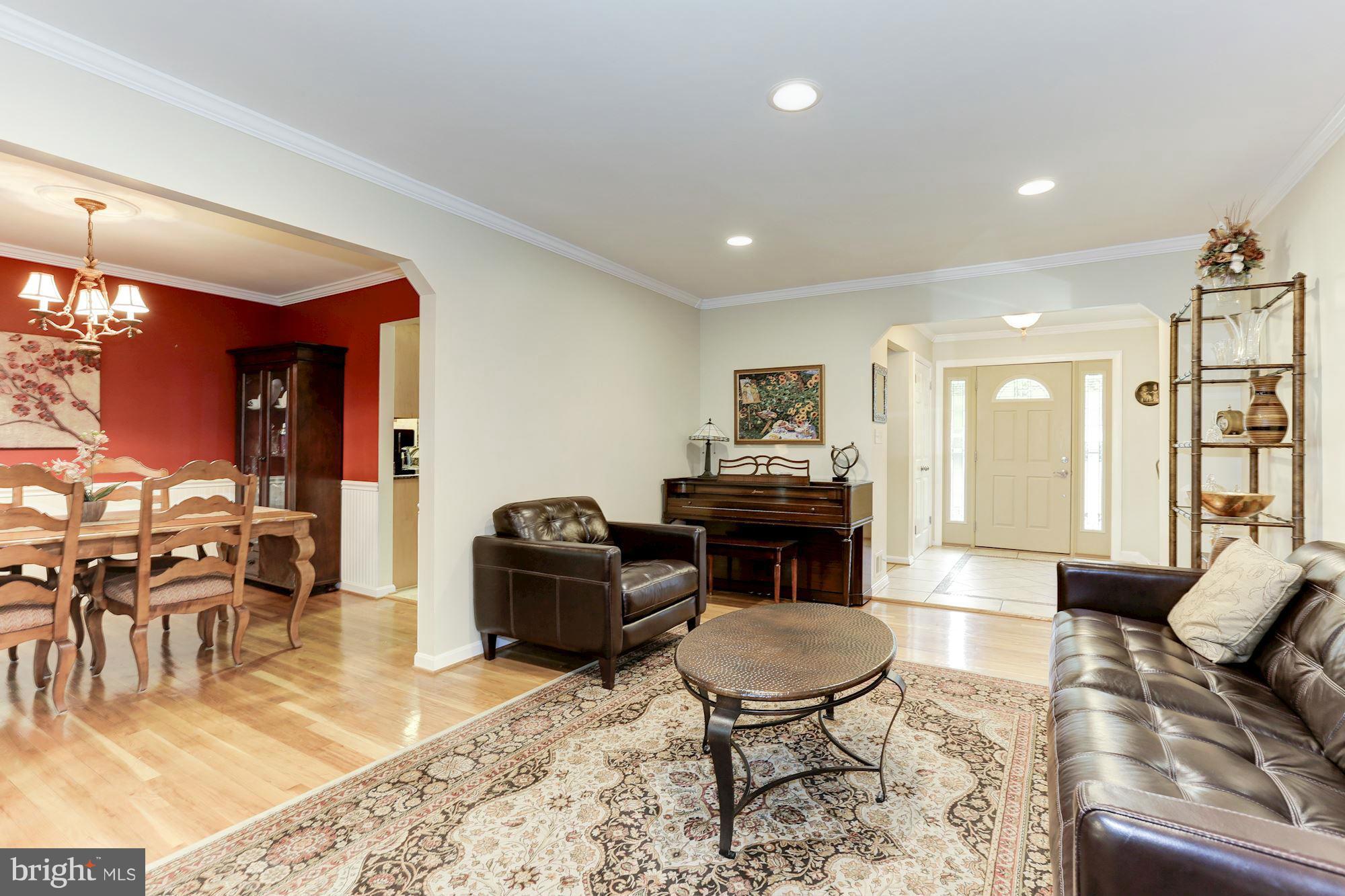 8516 Atwell Road Potomac, MD 20854 - Photo 6 of 26 Living Room