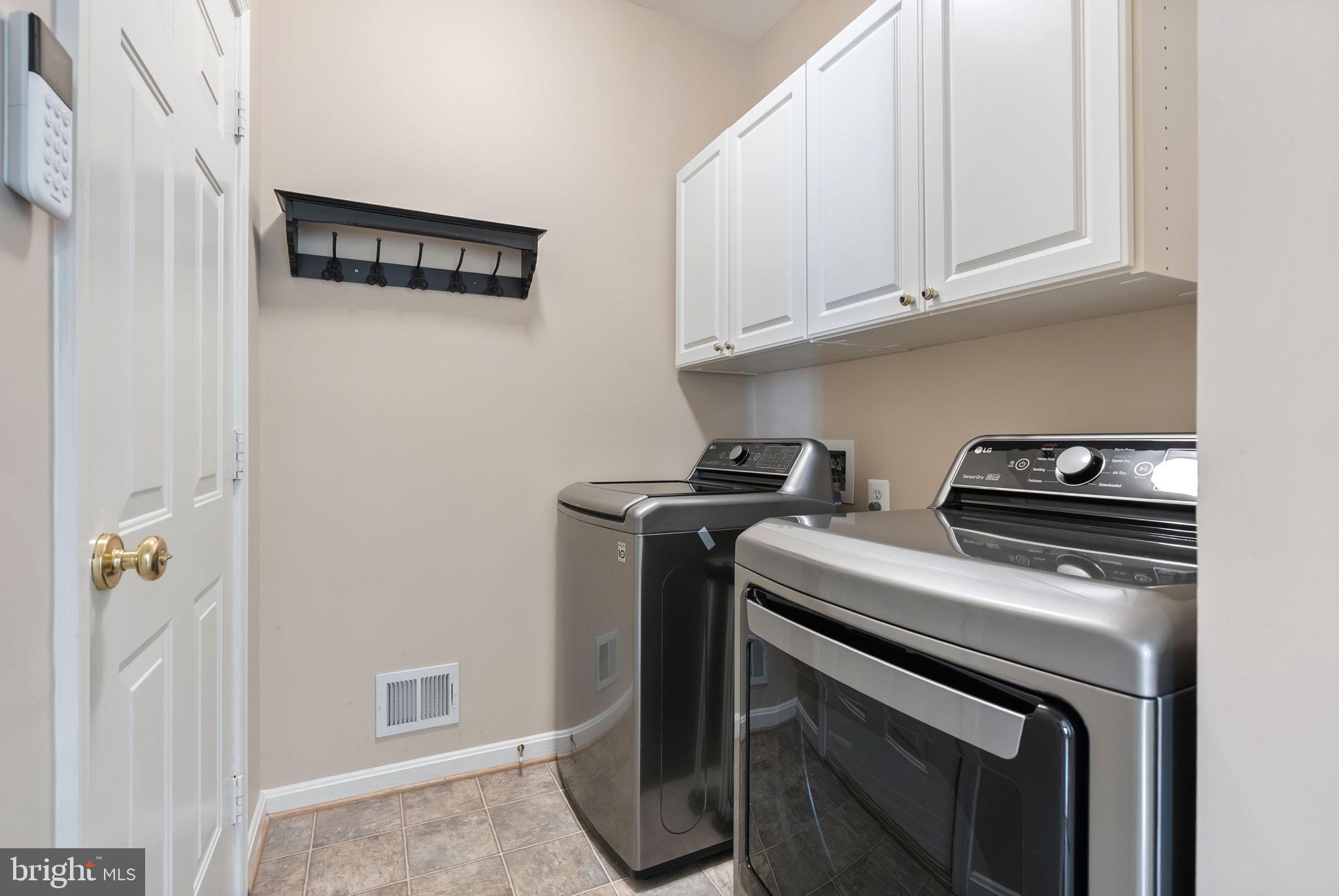 527 Rugby Court Purcellville, VA 20132 - Photo 39 of 75 Laundry room on main level