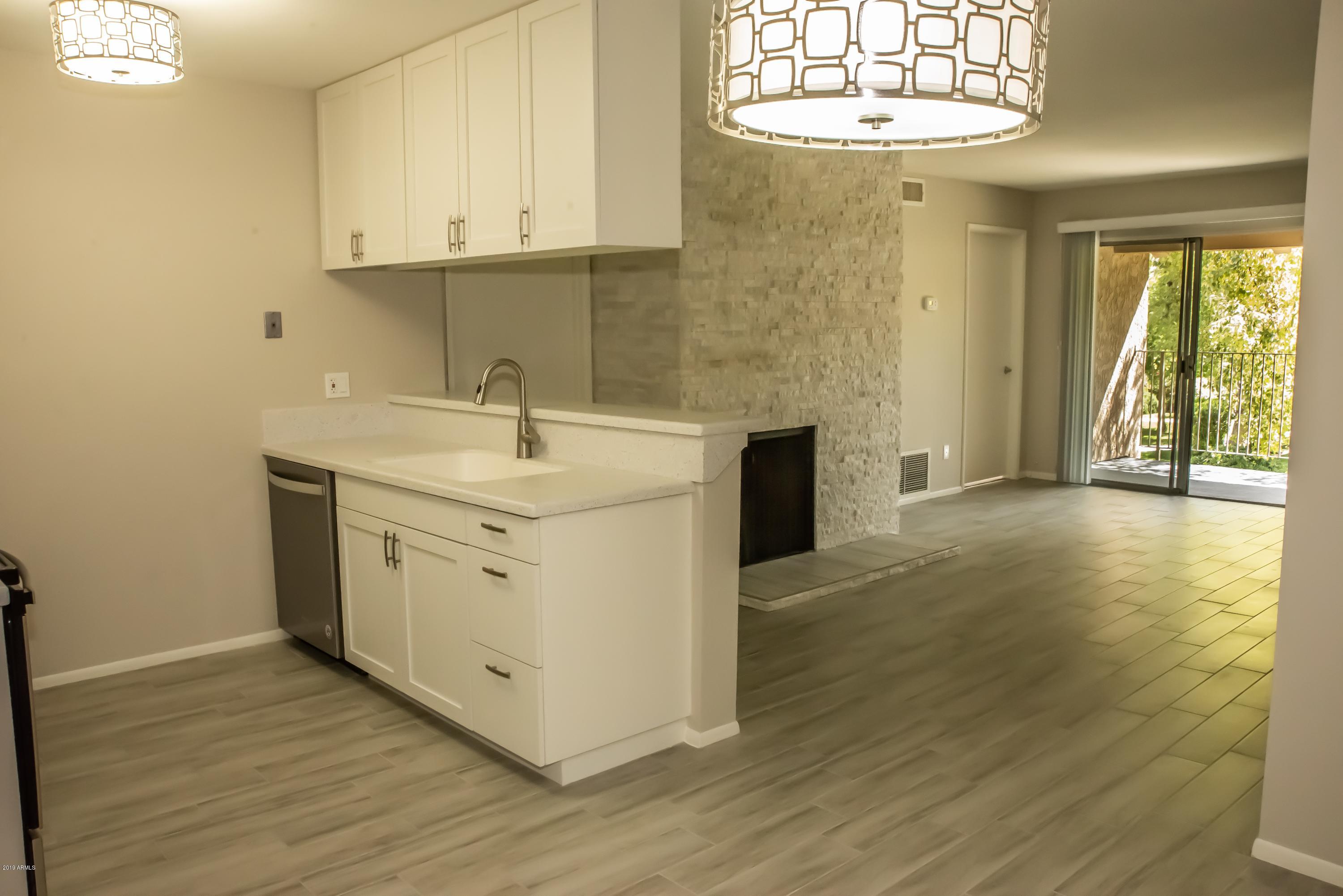 5525 East Thomas Road, Unit R8 Phoenix, AZ 85018 - Photo 1 of 20 Kitchen/Living Room