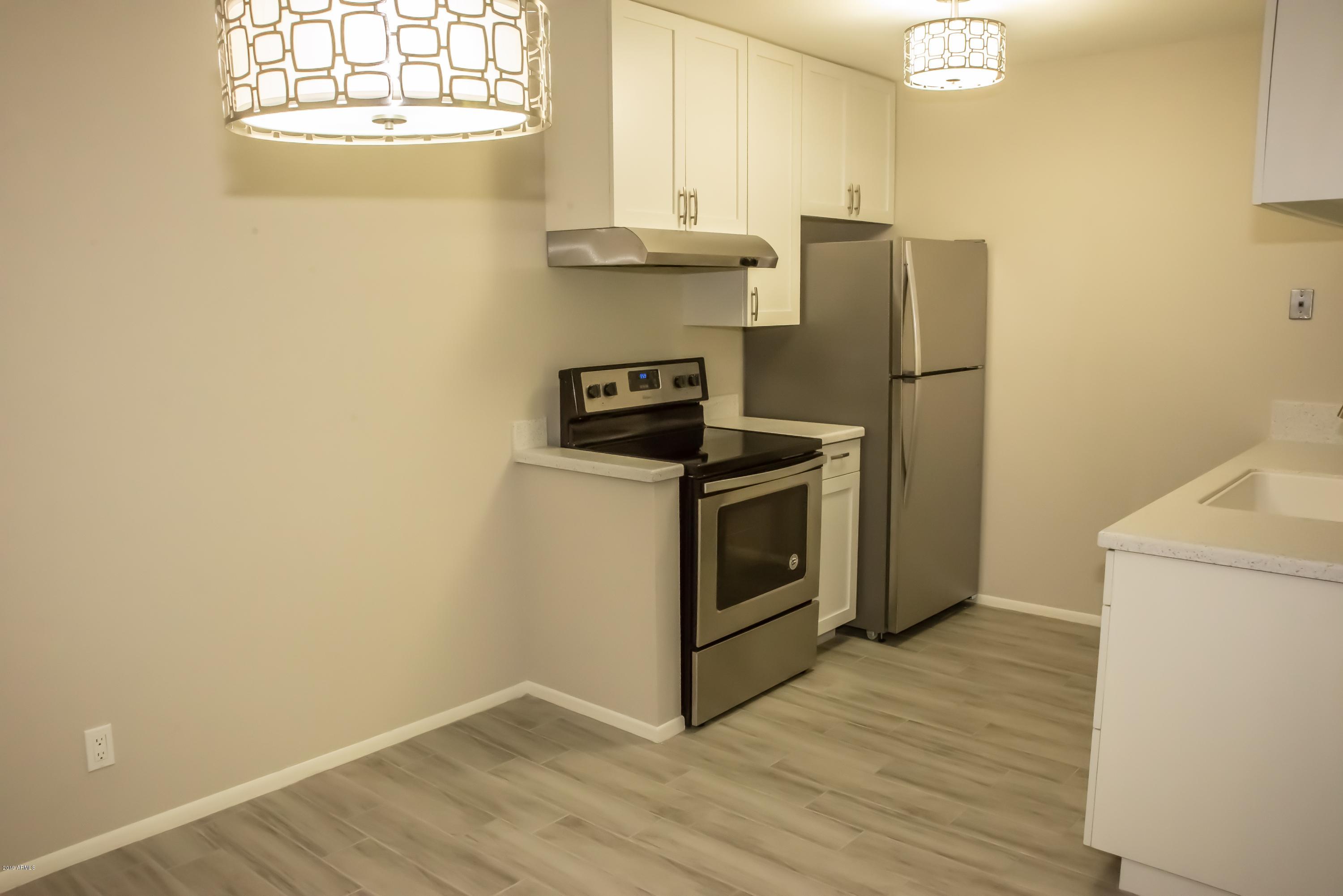 5525 East Thomas Road, Unit R8 Phoenix, AZ 85018 - Photo 2 of 20 Kitchen