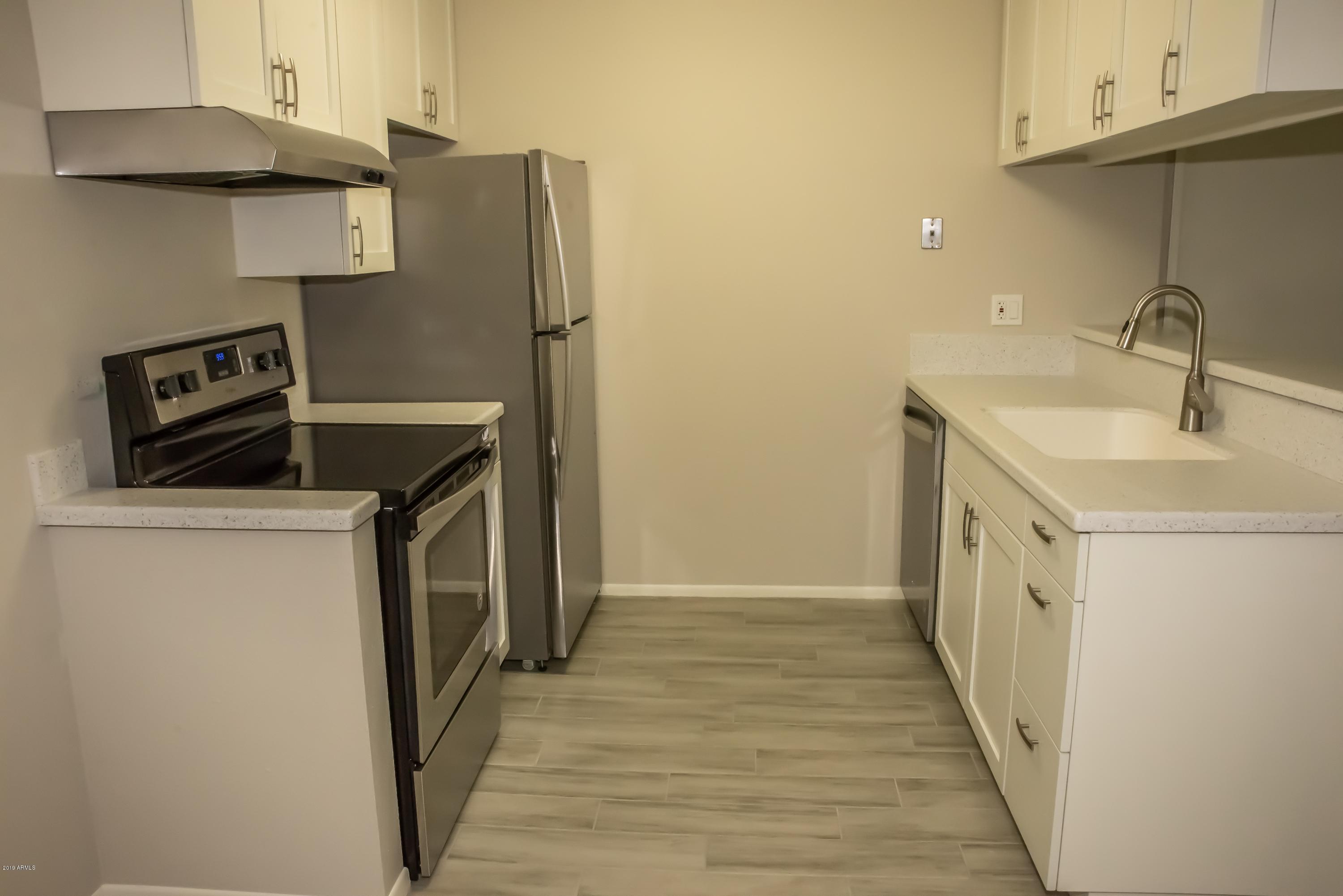 5525 East Thomas Road, Unit R8 Phoenix, AZ 85018 - Photo 3 of 20 Kitchen
