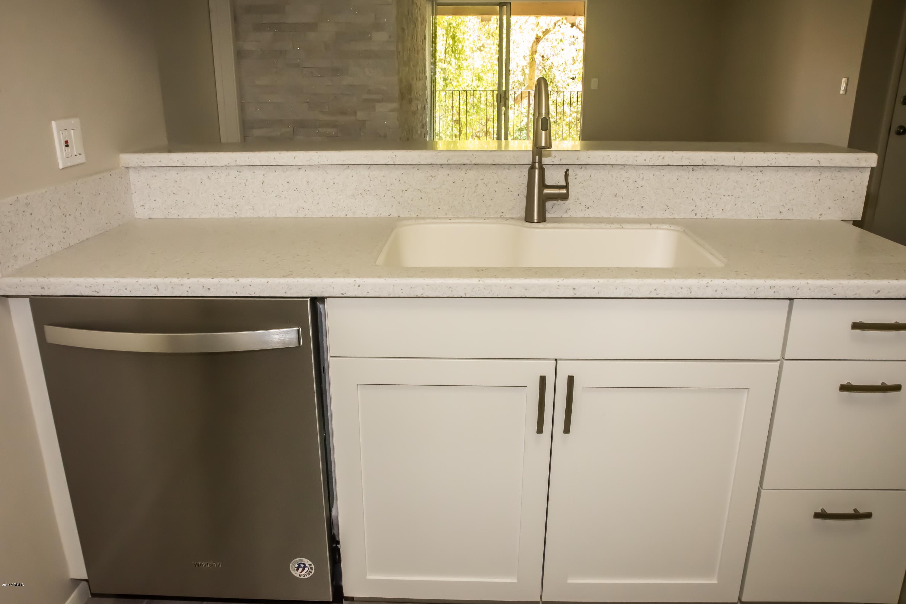 5525 East Thomas Road, Unit R8 Phoenix, AZ 85018 - Photo 5 of 20 Kitchen Bar