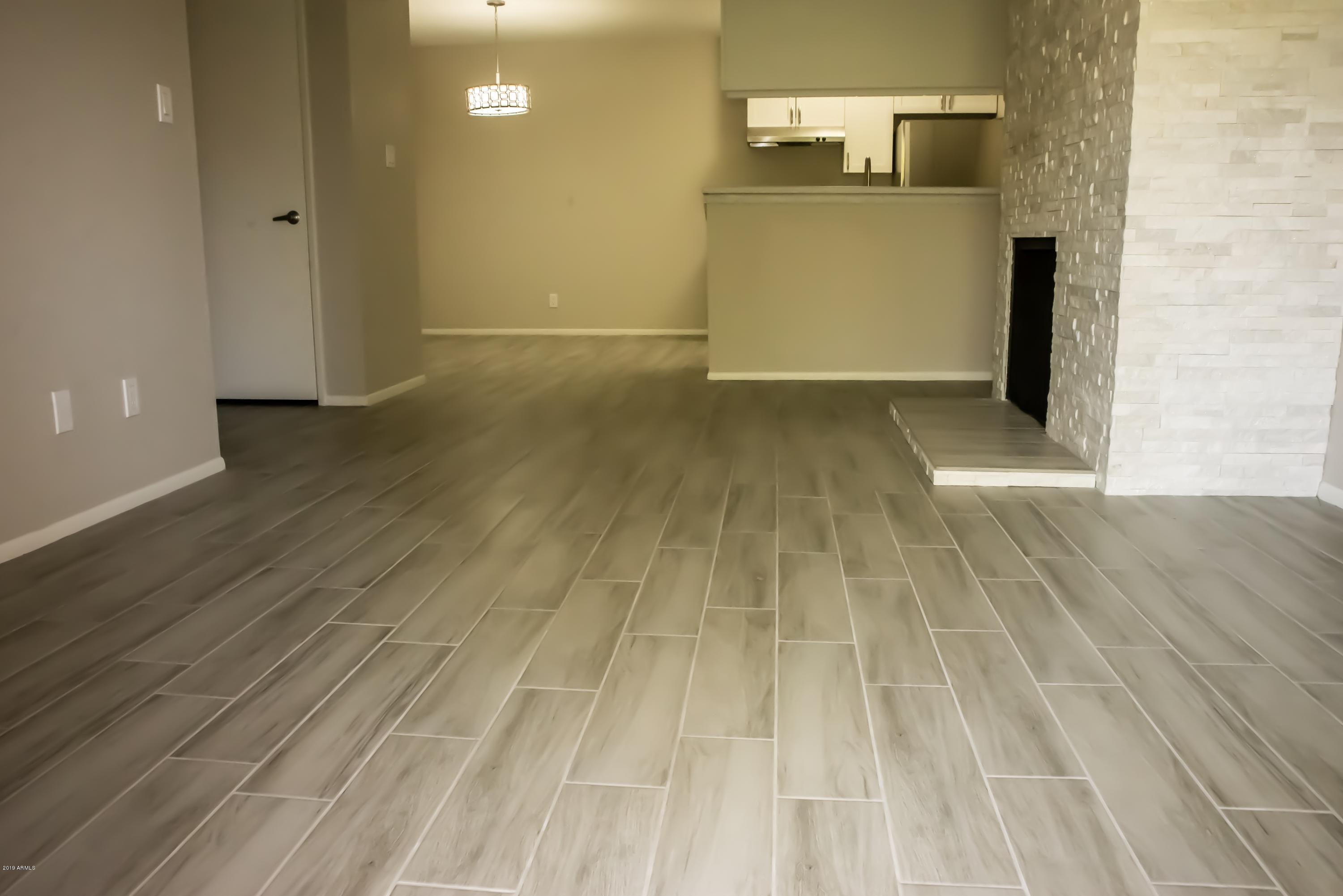 5525 East Thomas Road, Unit R8 Phoenix, AZ 85018 - Photo 6 of 20 Living Room