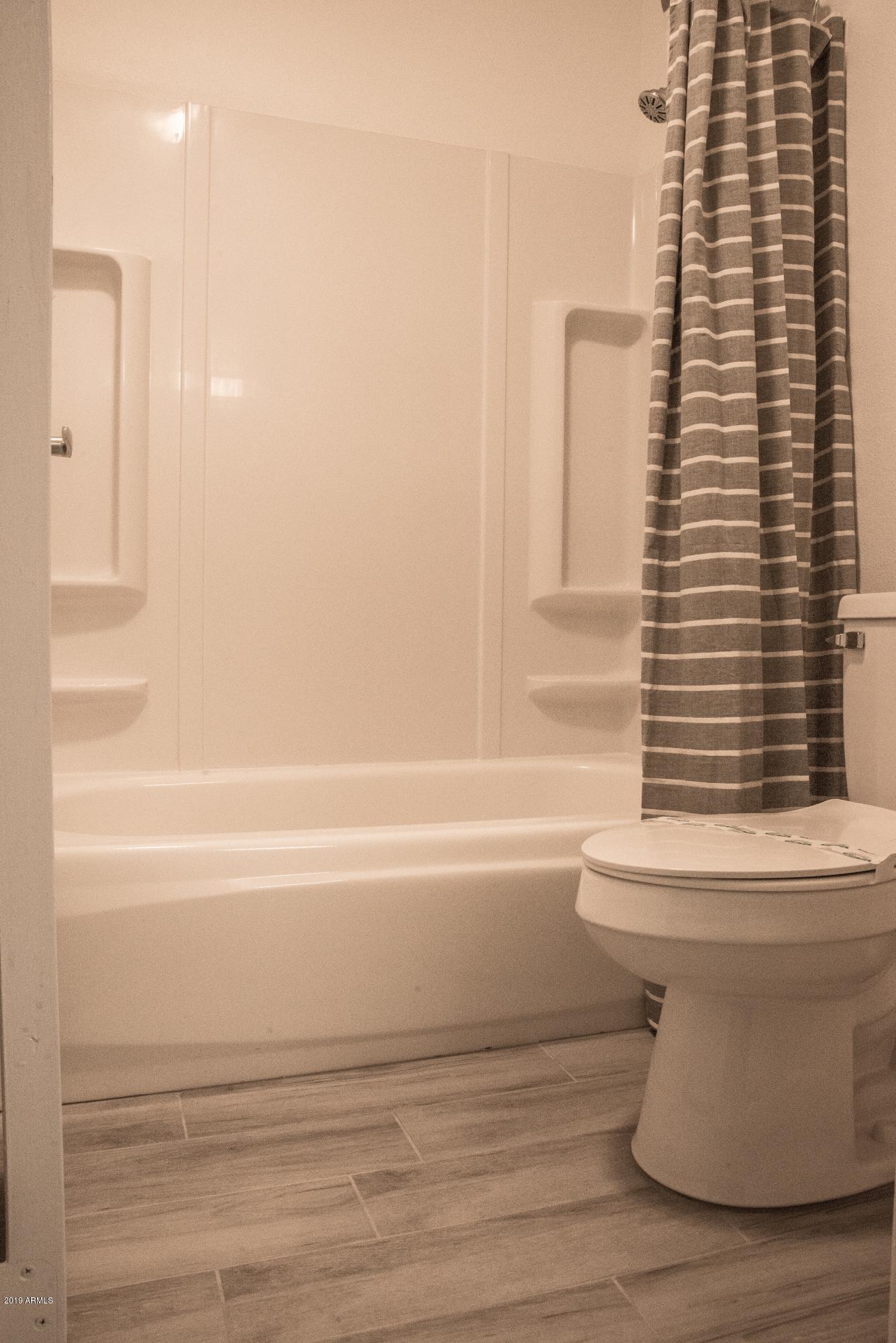 5525 East Thomas Road, Unit R8 Phoenix, AZ 85018 - Photo 9 of 20 Bathroom