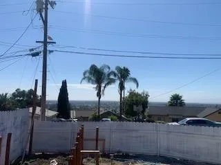 a view of a backyard