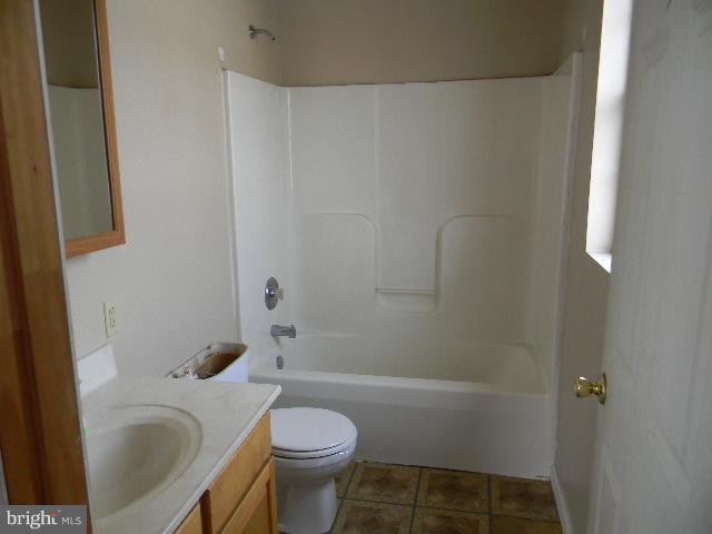 3922 North Point Road Baltimore, MD 21222 - Photo 9 of 22 a bathroom with a sink a toilet and a bathtub