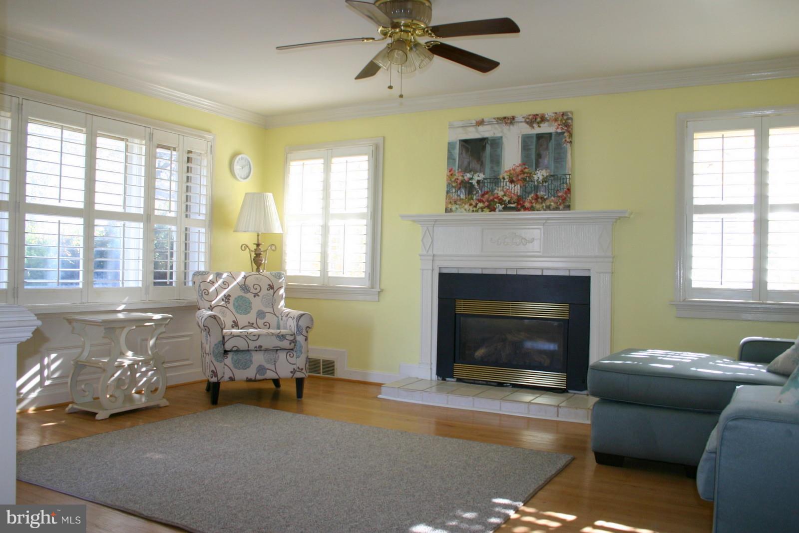 1622 Oldtown Road Edgewater, MD 21037 - Photo 4 of 37 Light and bright living area