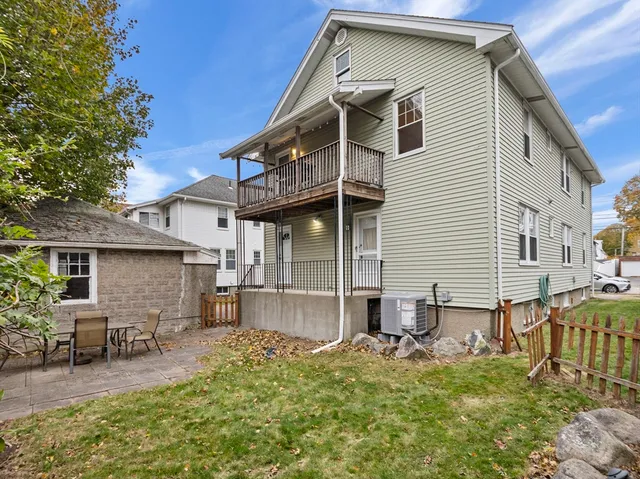 a view of a house with backyard