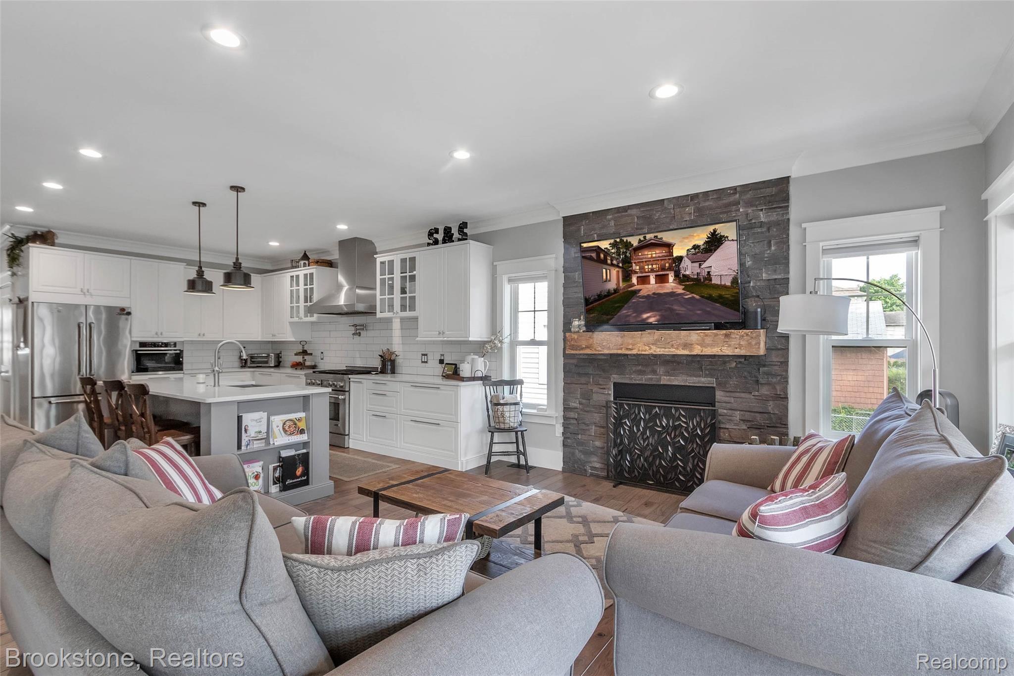 312 North Castell Avenue Rochester, MI 48307 - Photo 6 of 53 14-312 N Castell Ave-WindowStill-Re.jpg
