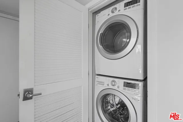 a close up view of a washer and dryer
