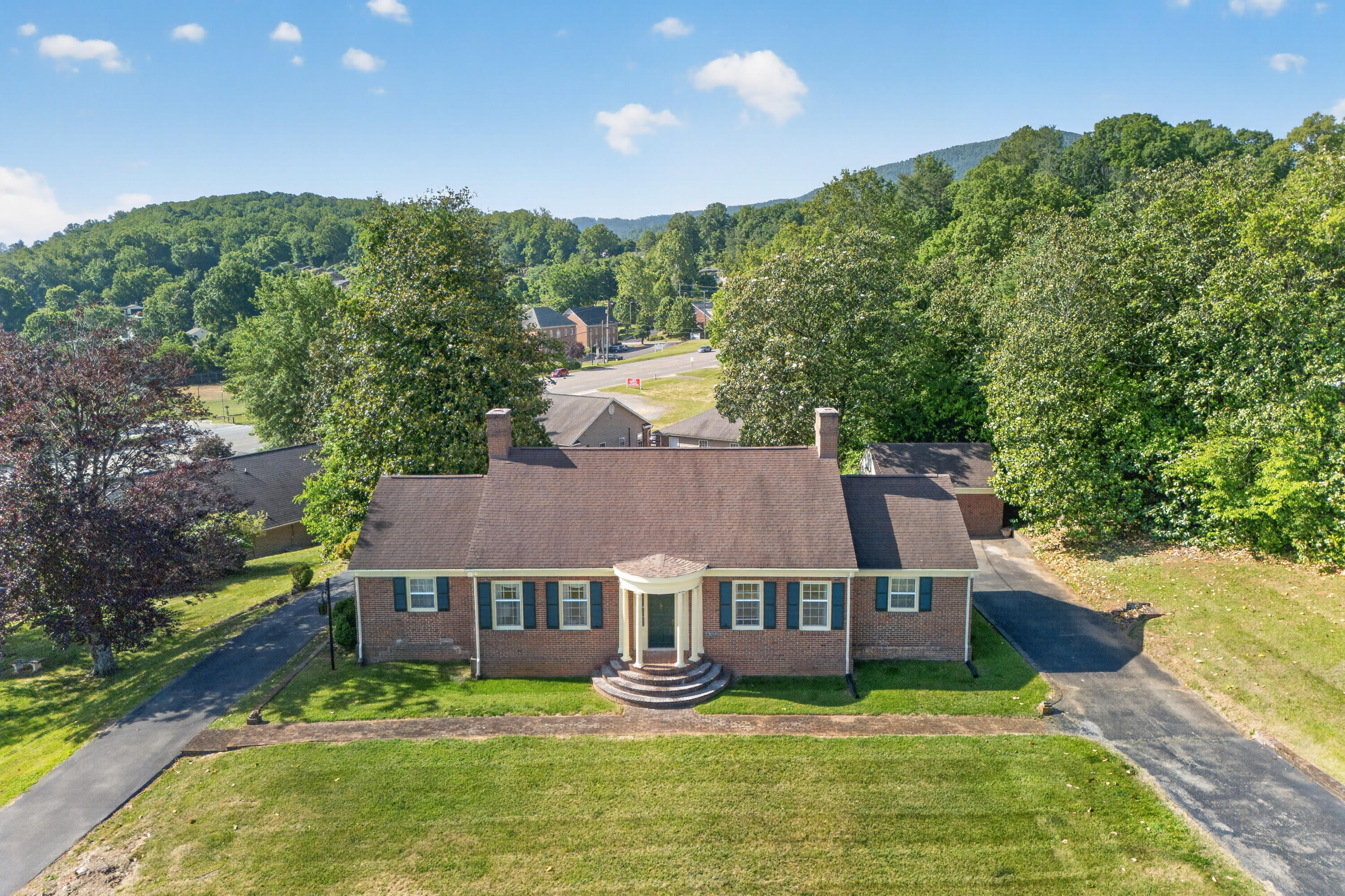 4322 Rosecrest Road Roanoke, VA 24018 - Photo 8 of 36 front view of a house with yard