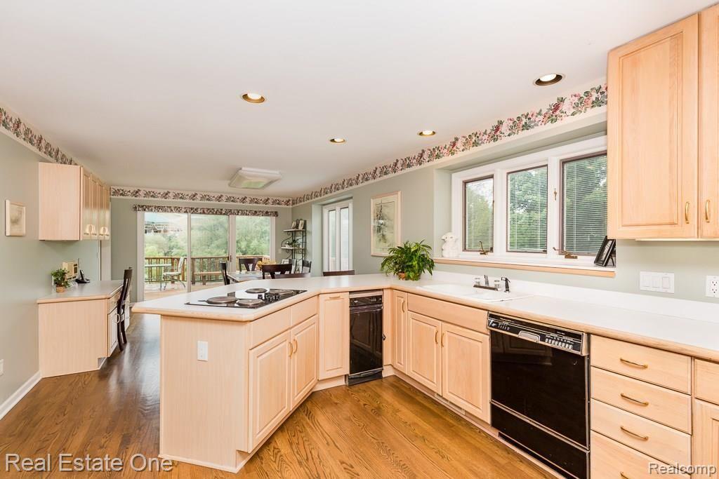 2129 Clinton View Circle Rochester Hills, MI 48309 - Photo 15 of 37