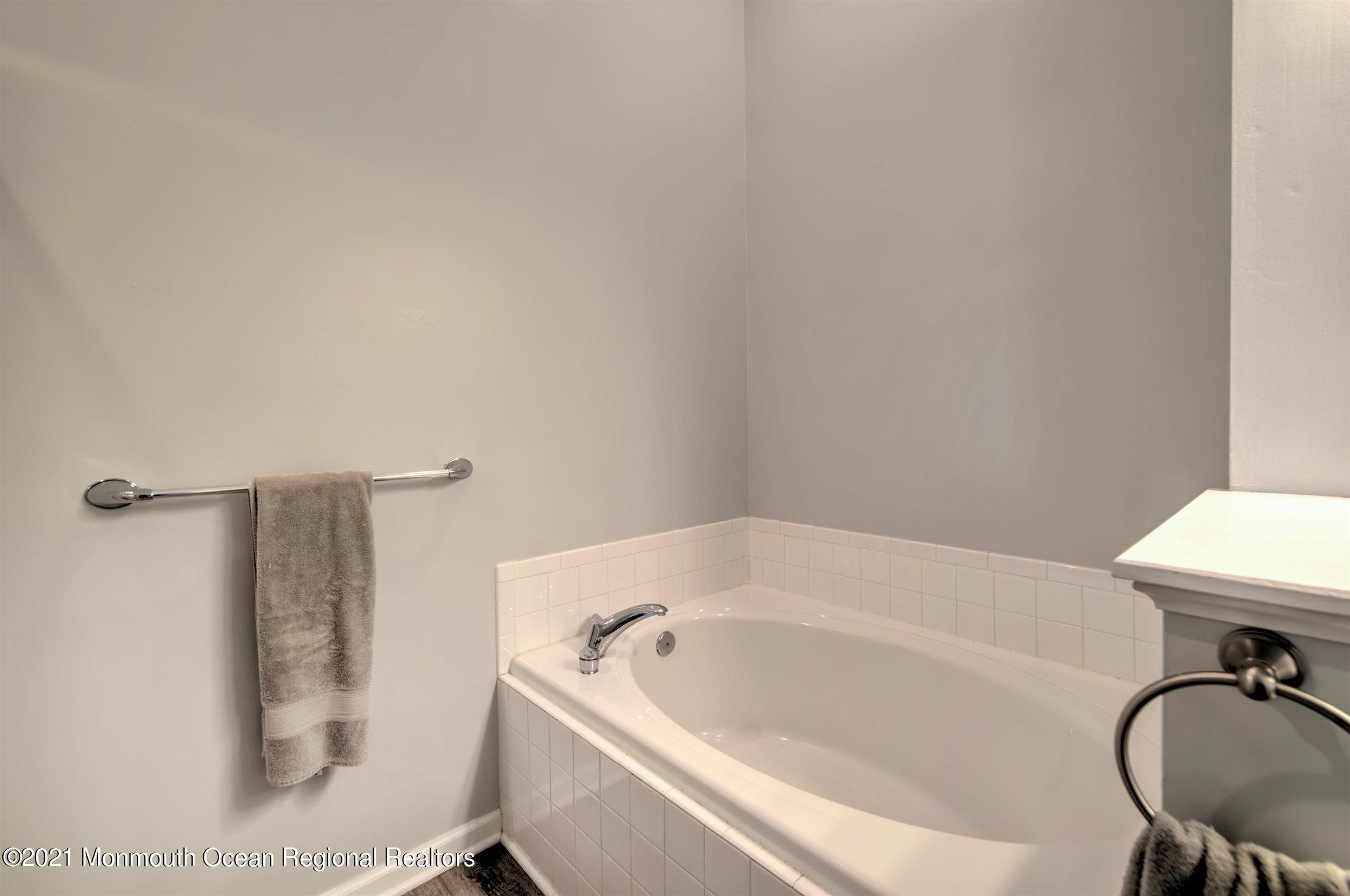 61 Saxton Road Farmingdale, NJ 07727 - Photo 25 of 37 25-MASTER BATHROOM
