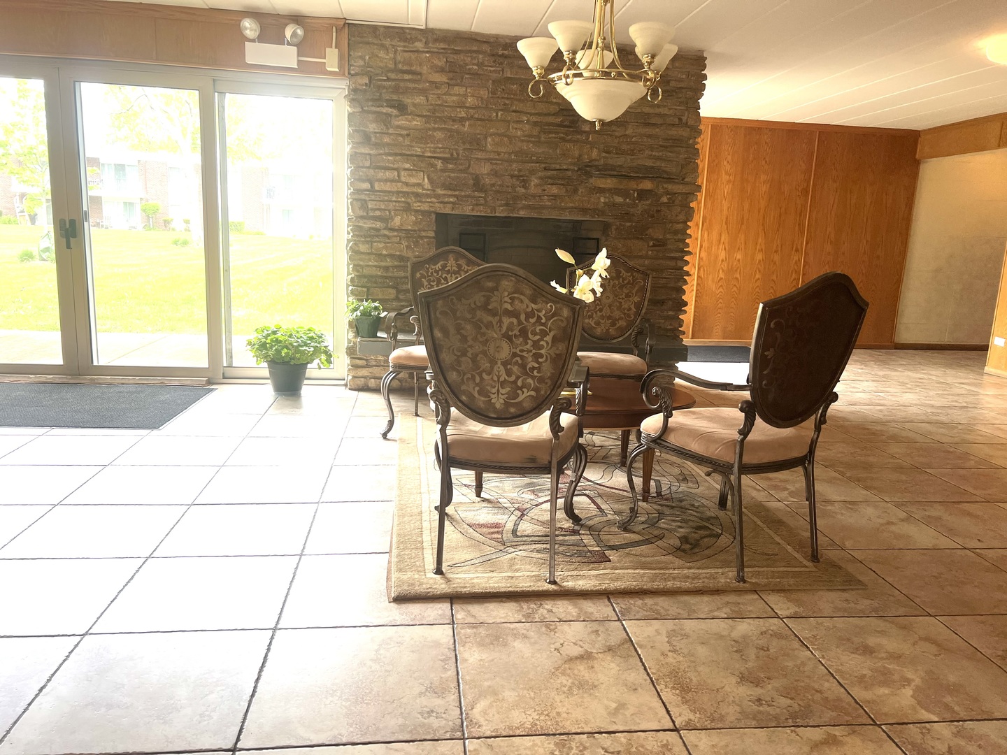 100 Deborah Lane, Unit B35 Wheeling, IL 60090 - Photo 3 of 11