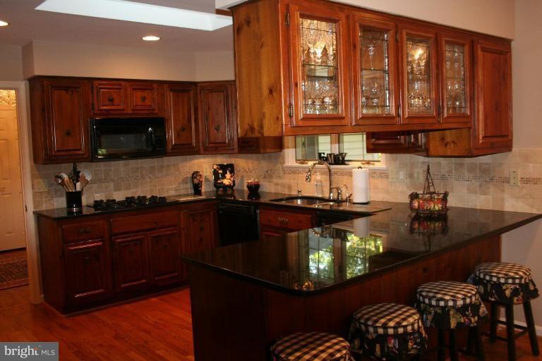 3491 Godspeed Road Davidsonville, MD 21035 - Photo 6 of 30 Granite countertops, tile backsplash, skylight!