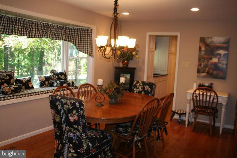 3491 Godspeed Road Davidsonville, MD 21035 - Photo 7 of 30 Eating area with bay window