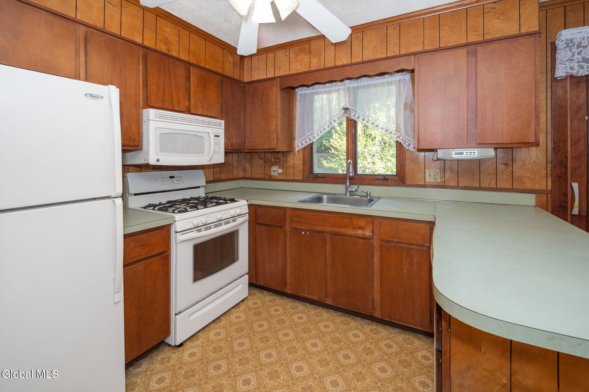 1326 Kings Road Guilderland, NY 12303 - Photo 10 of 33 img129