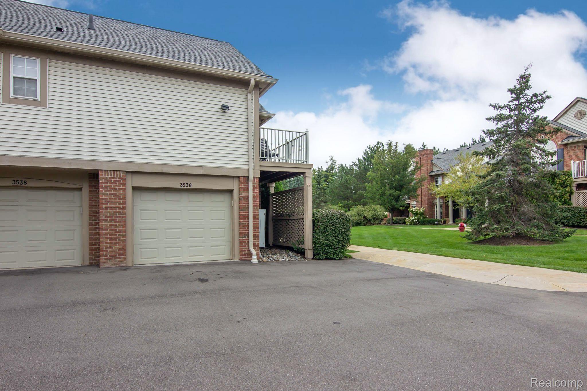 3536 Oakmonte Boulevard Rochester, MI 48306 - Photo 2 of 28 Garage