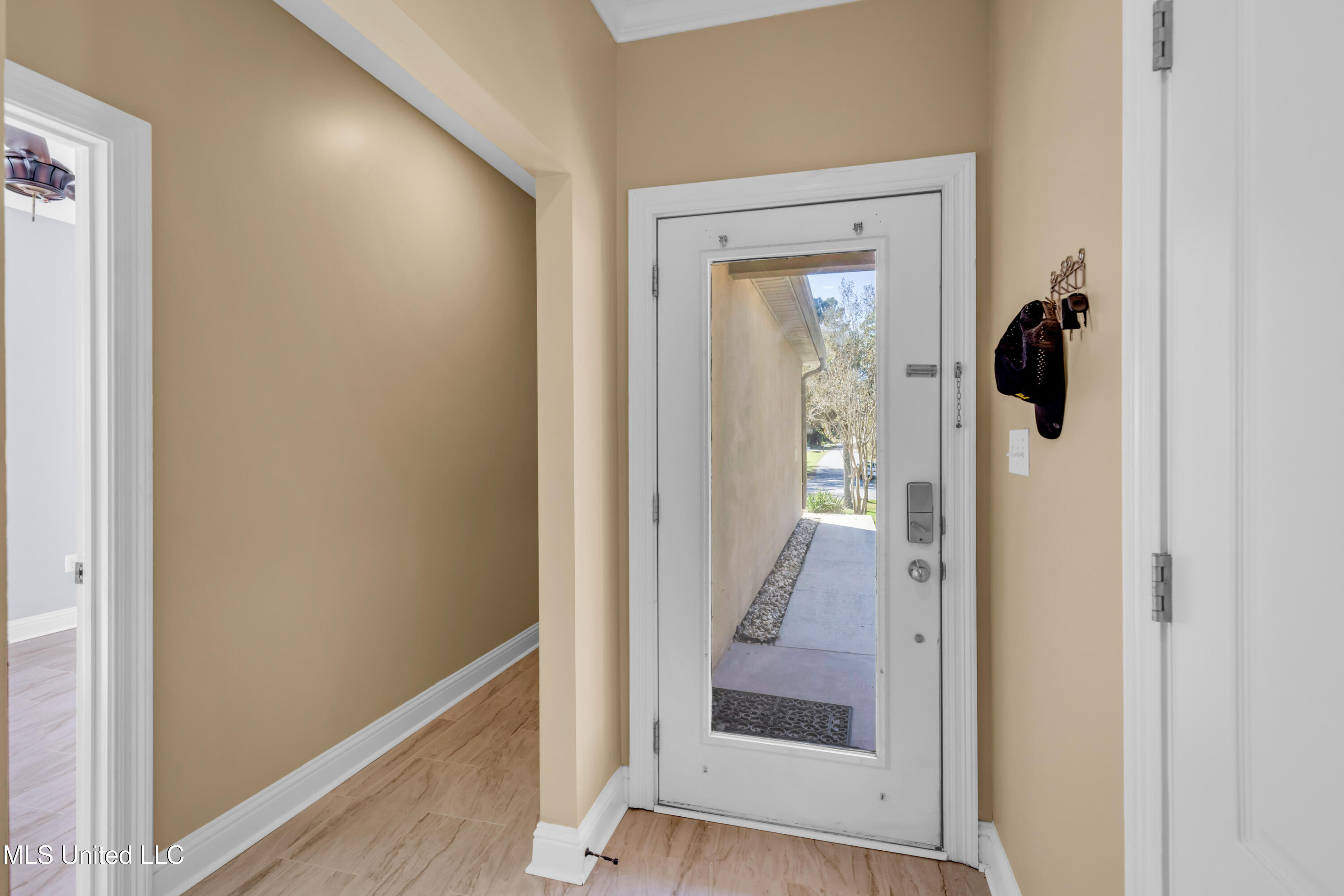 6720 Tunica Road Biloxi, MS 39532 - Photo 2 of 44 Foyer